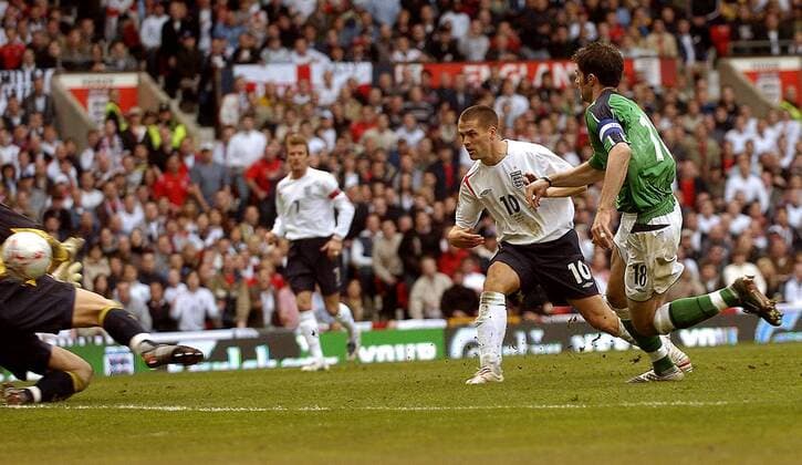 Michael Owen (li., England) erzielt das 2:0 -  Fußball Länderspiel Herren Weltmeisterschaftsqualifikation 2005, Qualifikation, Länderspiel, Nationalmannschaft, Nationalteam Gruppe Manchester Dynamik,