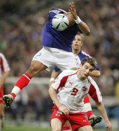 Jean Alain Boumsong (li., Frankreich) köpft den Ball über Alexander Frei (Schweiz) hinweg Fußball Länderspiel Herren Weltmeisterschaftsqualifikation 2005, Qualifikation, Länderspiel, Nationalmannschaft, Nationalteam, Gruppe Alex Paris Dynamik, Höhe,