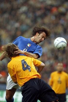 Alberto Gilardino (re., Italien) gegen Steven Pressley (Schottland) Fußball Länderspiel Herren Weltmeisterschaftsqualifikation 2005, Qualifikation, Länderspiel, Nationalmannschaft, Nationalteam, Gruppe Mailand Dynamik,
