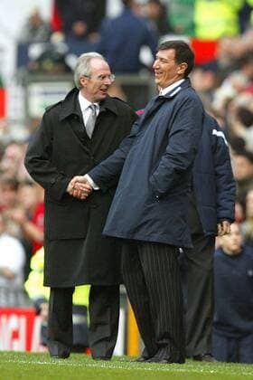 Nationaltrainer Sven Göran Eriksson (England, li.) im Gespräch mit seinem Kollegen Lawrie Sanchez (Nordirland) -  Fußball Länderspiel Herren Weltmeisterschaftsqualifikation 2005, Qualifikation, Länderspiel, Nationalmannschaft, Nationalteam Gruppe Manchester