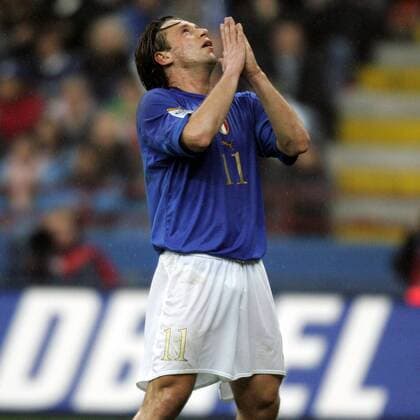 Antonio Cassano (Italien) schickt ein Stoßgebet nach oben -  Fußball Länderspiel Herren Weltmeisterschaftsqualifikation 2005, Qualifikation, Länderspiel, Nationalmannschaft, Nationalteam, Einzelbild Länderspiel, Mailand Enttäuschung, Verzweiflung,