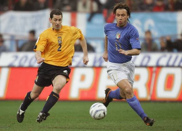 Jackie McNamara (li., Schottland) gegen Antonio Cassano (Italien) -  Fußball Länderspiel Herren Weltmeisterschaftsqualifikation 2005, Qualifikation, Länderspiel, Nationalmannschaft, Nationalteam, Gruppe Länderspiel, Mailand Dynamik,