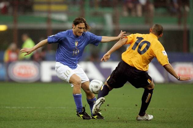 Francesco Totti (li., Italien) gegen Nigel Quashie (Schottland) -  Fußball Länderspiel Herren Weltmeisterschaftsqualifikation 2005, Qualifikation, Länderspiel, Nationalmannschaft, Nationalteam, Gruppe Länderspiel, Mailand Dynamik,