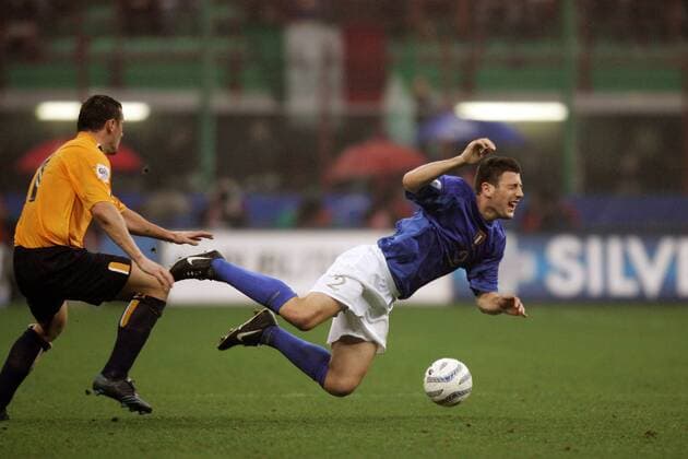 Giorgio Chiellini (re., Italien) wird von David Weir (Schottland) gefoult -  Fußball Länderspiel Herren Weltmeisterschaftsqualifikation 2005, Qualifikation, Länderspiel, Nationalmannschaft, Nationalteam, Gruppe Länderspiel, Mailand Dynamik,
