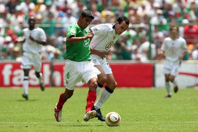 Carlos Salcido (Mexiko, li.) am Ball gegen Landon Donovan (USA) - (Icon918013) Fußball Herren Weltmeisterschaftsqualifikation 2005, Qualifikation, Länderspiel, Nationalmannschaft, Nationalteam, Gruppe Mexiko City Dynamik, EDITORIAL USE ONLY