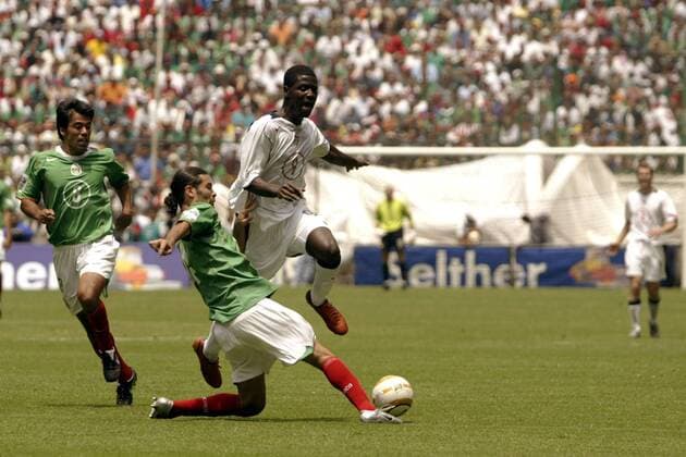 Eddie Johnson (USA, re.) wird von Rafael Marquez (Mitte) gestoppt, li. Pavel Pardo (beide Mexiko) - (Icon918014) Fußball Herren Weltmeisterschaftsqualifikation 2005, Qualifikation, Länderspiel, Nationalmannschaft, Nationalteam, Gruppe Raphael, Ed Mexiko City Dynamik, EDITORIAL USE ONLY