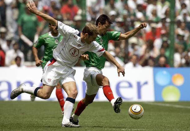 Jared Borgetti (Mexiko, re.) gegen Gregg Berhalter (USA) -  Fußball Länderspiel Herren Weltmeisterschaftsqualifikation 2005, Qualifikation, Länderspiel, Nationalmannschaft, Nationalteam, Gruppe Mexiko City Dynamik,