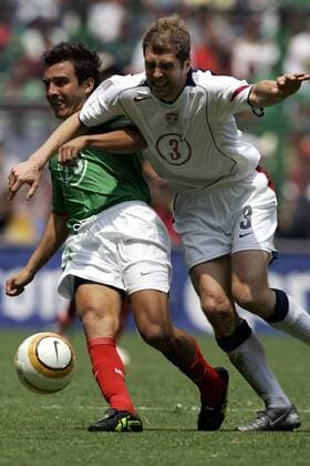 Luis Perez (Mexiko, li.) gegen Gregg Berhalter (USA) -  Fußball Länderspiel Herren Weltmeisterschaftsqualifikation 2005, Qualifikation, Länderspiel, Nationalmannschaft, Nationalteam, Gruppe Mexiko City Dynamik,
