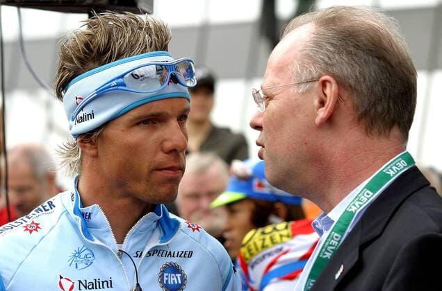 Danilo Hondo (Gerolsteiner, li.) im Gespräch mit BDR Präsident Rudolf Scharping (beide Deutschland) Radsport Herren Rund um Köln 2005, Straßenradsport, Straße, Rad Gruppe Köln