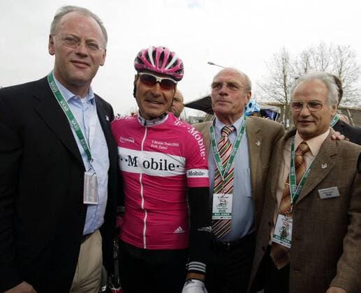 V.li.: BDR Präsident Rudolf Scharping, Erik Zabel (T Mobile), Radsportexperte Rudi Altig und Rennorganisator Artur Tabat (alle Deutschland) Radsport Herren Rund um Köln 2005, Straßenradsport, Straße, Rad Gruppe Köln