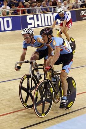 Matthew Gilmore (re.) gibt Iljo Keisse (beide Belgien) Schwung - (Icon4350053) Radsport WM Herren UCI Bahnrad Weltmeisterschaft 2005, Bahnradsport, Straße, Rad, Madison Gruppe Los Angeles, LA, L A, Dynamik, EDITORIAL USE ONLY