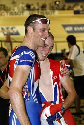 Die Madison Weltmeister Robert Hayles (li.) und Mark Cavendish (beide Großbritannien) feiern ihren Sieg im Madison - (Icon4350056) Radsport WM Herren UCI Bahnrad Weltmeisterschaft 2005, Bahnradsport, Straße, Rad, Madison Gruppe Los Angeles, LA, L A, Freude, EDITORIAL USE ONLY