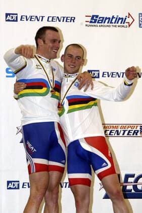 Die Madison Weltmeister Robert Hayles (li.) und Mark Cavendish (beide Großbritannien) lassen sich während der Siegerehrung feiern und dürfen nun auch das begehrte Regenbogentrikot tragen - (Icon4350057) Radsport WM Herren UCI Bahnrad Weltmeisterschaft 2005, Bahnradsport, Straße, Rad, Madison Gruppe Los Angeles, LA, L A, Freude, EDITORIAL USE ONLY