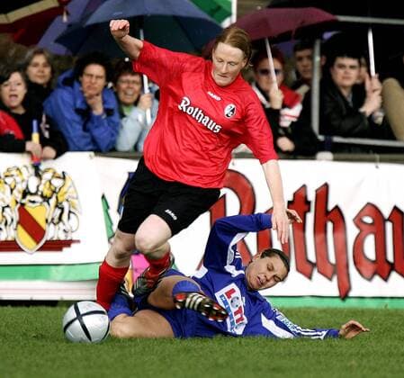 Melanie Behringer (li., Freiburg) gegen Louise Hansen (FFC Frankfurt) Fußball 1. BL Damen DFB Pokal 2004 2005, Pokalspiel, SC Freiburg - 1. FFC Frankfurt 0:1, Frauen, Frauenfußball, Vdig Gruppe Freiburg Dynamik, Kampf,