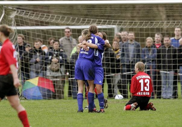 Freud und Leid: Kerstin Garefrekes (li.) und Sandra Albertz (Mitte, beide FFC Frankfurt) bejubeln das goldene 0:1, Alexandra Stegmann (Freiburg) enttäuscht am Boden Fußball 1. BL Damen DFB Pokal 2004 2005, Pokalspiel, SC Freiburg - 1. FFC Frankfurt 0:1, Frauen, Frauenfußball, Vdig Gruppe Freiburg Freude,