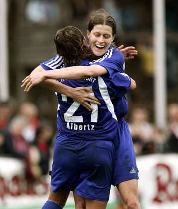Kerstin Garefrekes (re.) und Sandra Albertz (beide FFC Frankfurt) - Torjubel Fußball 1. BL Damen DFB Pokal 2004 2005, Pokalspiel, 1. FFC Frankfurt, Frauen, Frauenfußball, Vdig Gruppe Freiburg Freude,