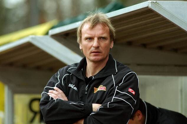Trainer Frank Lieberam (Union) nachdenklich Fußball Herren Regionalliga Nord 2004 2005, 3. Liga, 1. FC Union Berlin, Einzelbild Paderborn Nachdenklichkeit,