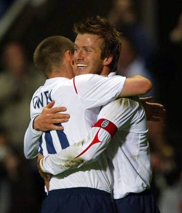 David Beckham (li.) und Michael Owen (beide England) - Torjubel -  Fußball Länderspiel Herren Weltmeisterschaftsqualifikation 2005, Qualifikation, Länderspiel, Nationalmannschaft, Nationalteam Gruppe Newcastle Freude,