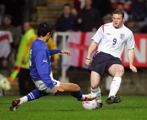 Wayne Rooney (re., England) gegen Altandil Hajiev (Aserbaidschan) -  Fußball Länderspiel Herren Weltmeisterschaftsqualifikation 2005, Qualifikation, Länderspiel, Nationalmannschaft, Nationalteam, Gruppe Newcastle Dynamik,