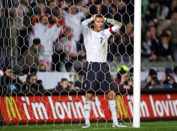 David Beckham (England) fassungslos -  Fußball Länderspiel Herren Weltmeisterschaftsqualifikation 2005, Qualifikation, Länderspiel, Nationalmannschaft, Nationalteam, Einzelbild Newcastle Enttäuschung, Verzweiflung,
