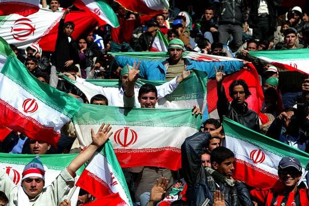 Iranische Fans schwenken ihre Nationalfahnen -  Fußball Länderspiel Herren Weltmeisterschaftsqualifikation 2005, Qualifikation, Länderspiel, Nationalmannschaft, Nationalteam Totale aflo1040 Teheran