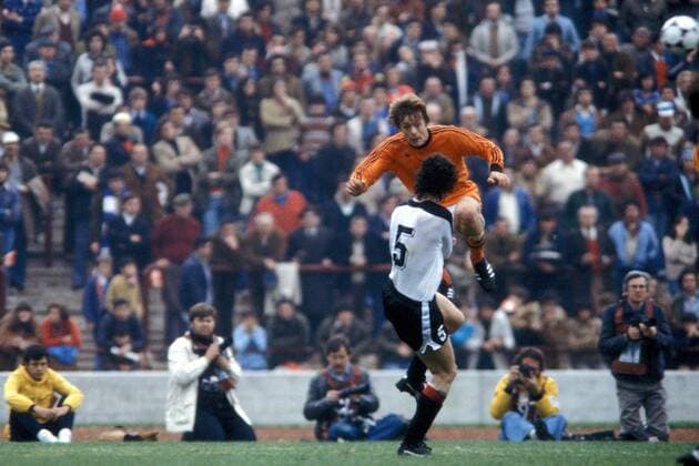 Johnny Rep (Niederlande, hi.) gegen Bruno Pezzey (Österreich) Fußball WM Herren Weltmeisterschaft 1978, Nationalmannschaft, Nationalteam, Nationaltrikot, Länderspiel, Zwischenrunde Gruppe Cordoba Höhe,