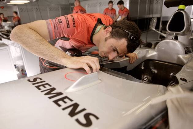 Testfahrer Pedro de la Rosa (Spanien McLaren-Mercedes) schaut ins Innere des Cockpits seines Boliden Motorsport Grand Prix Herren Großer Preis von Bahrain 2005, Formel 1 Weltmeisterschaft, F1, F, GP, WM Einzelbild Bahrain Racing Circuit Manama, Sakhir