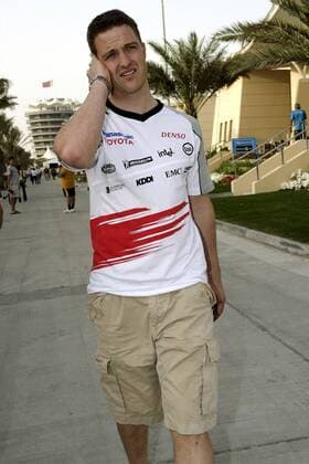 Ralf Schumacher (Deutschland Toyota) unterwegs im Fahrerlager Motorsport Grand Prix Herren Großer Preis von Bahrain 2005, Formel 1 Weltmeisterschaft, F1, F, GP, WM Einzelbild Bahrain International Circuit Manama, Sakhir Nachdenklichkeit,
