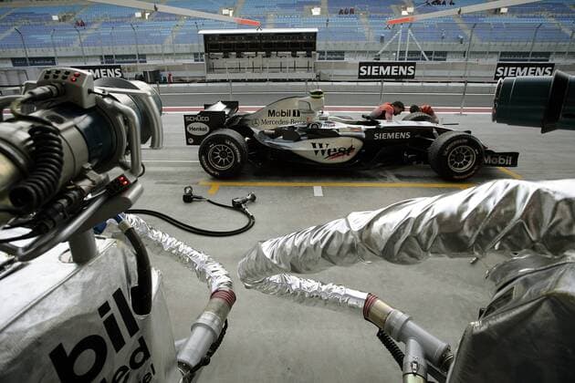 Mechaniker arbeiten in der Boxgasse am T-Car Boliden von McLaren-Mercedes Motorsport Grand Prix Herren Großer Preis von Bahrain 2005, Formel 1 Weltmeisterschaft, F1, F, GP, WM, Totale Bahrain International Circuit Manama, Sakhir Leere,