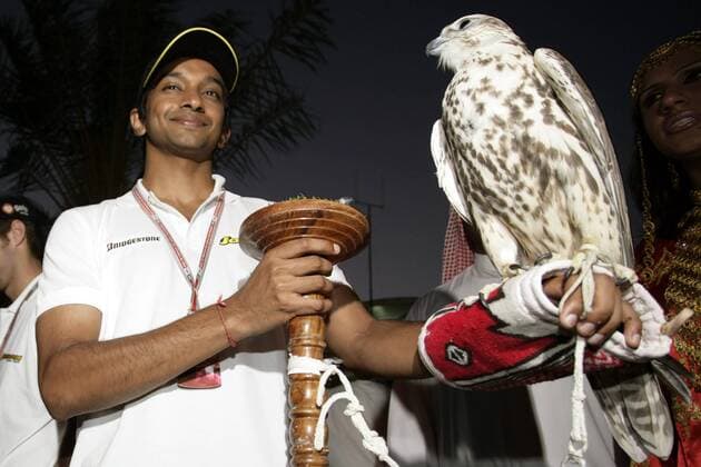 Narain Karthikeyan (Indien Jordan) mit einem Falken auf dem Arm Motorsport Grand Prix Herren Großer Preis von Bahrain 2005, Formel 1 Weltmeisterschaft, F1, F, GP, WM Einzelbild Bahrain International Circuit Manama, Sakhir