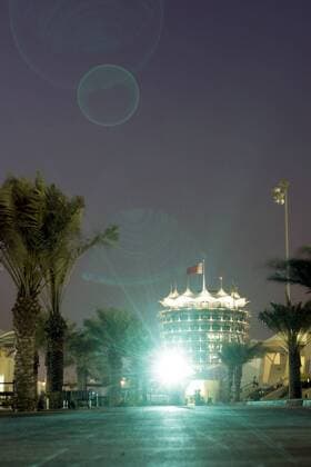 Der Shakir-Turm wird hell erleuchtet Motorsport Grand Prix Herren Großer Preis von Bahrain 2005, Formel 1 Weltmeisterschaft, F1, F, GP, WM Totale Bahrain International Circuit Manama, Sakhir