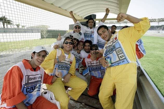 Die Streckenposten des Bahrain International Circuit sind guter Dinge Motorsport Grand Prix Herren Großer Preis von Bahrain 2005, Formel 1 Weltmeisterschaft, F1, F, GP, WM Gruppe Bahrain International Circuit Manama, Sakhir Freude,