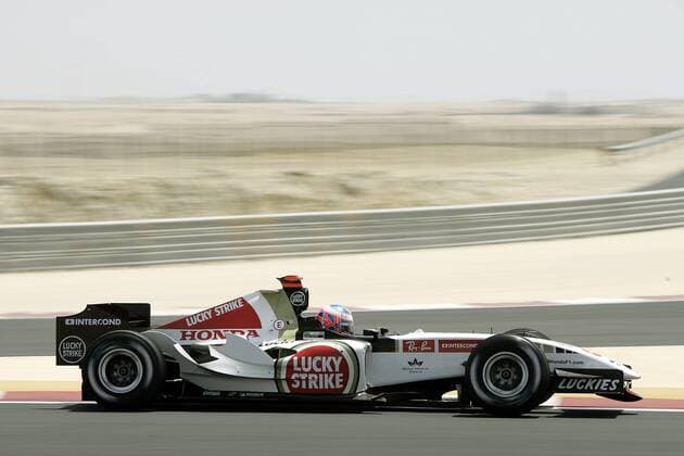 Jenson Button (England BAR-Honda) rast in seinem Boliden über den Wüstenkurs von Sakhir Motorsport Grand Prix Herren Großer Preis von Bahrain 2005, Formel 1 Weltmeisterschaft, F1, F, GP, WM Einzelbild Bahrain International Circuit Manama, Sakhir Dynamik,