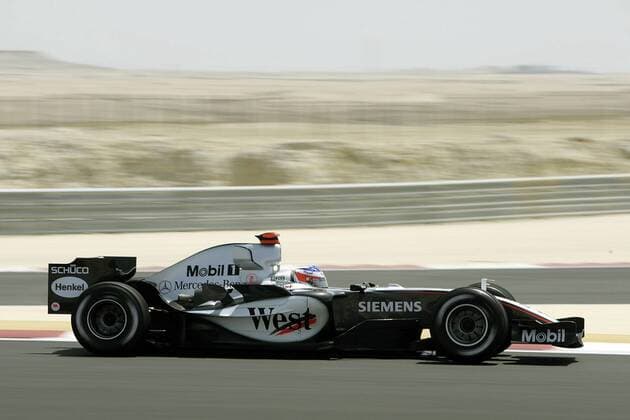 Kimi Räikkönen (Finnland McLaren-Mercedes) rast in seinem Boliden über den Wüstenkurs von Sakhir Motorsport Grand Prix Herren Großer Preis von Bahrain 2005, Formel 1 Weltmeisterschaft, F1, F, GP, WM Einzelbild Bahrain International Circuit Manama, Sakhir Dynamik,