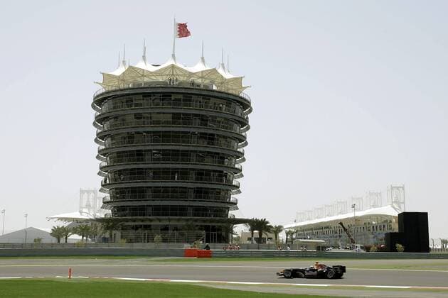 David Coulthard (Schottland Red Bull Cosworth) fährt mit seinem Boliden am VIP-Tower vorbei Motorsport Grand Prix Herren Großer Preis von Bahrain 2005, Formel 1 Weltmeisterschaft, F1, F, GP, WM Totale Bahrain International Circuit Manama, Sakhir