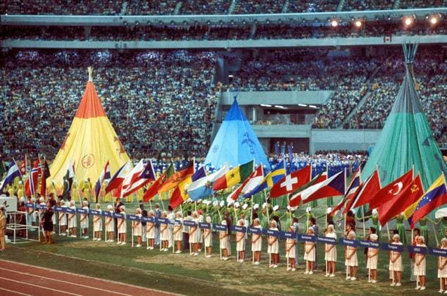 Die Landesfahnen der teilnehmenden Nationen werden in Reih und Glied während der Schlußfeier im Innenraum des Olympiastadions präsentiert Leichtathletik OS Sommer Herren Olympische Sommerspiele 1976, Olympia, Olympiade, Spiele, Abschlussfeier, Abschlußfeier, Feier, Vdia Totale Olympiastadion Montreal