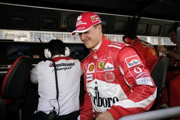 Michael Schumacher (Deutschland Ferrari) gut gelaunt in der Box Motorsport Grand Prix Herren Großer Preis von Bahrain 2005, Formel 1 Weltmeisterschaft, F1, F, GP, WM, Qualifying, Vdig Einzelbild Bahrain International Circuit Manama, Sakhir