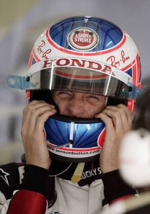 Jenson Button (England BAR Honda) zwängt sich den Helm über Motorsport Grand Prix Herren Großer Preis von Bahrain 2005, Formel 1 Weltmeisterschaft, F1, F, GP, WM, Qualifying, Vdig Einzelbild Bahrain International Circuit Manama, Sakhir