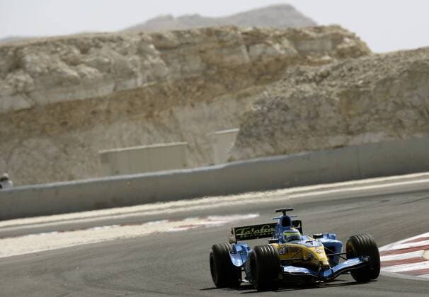 Giancarlo Fisichella (Italien Renault) rast in seinem Boliden über den Wüstenkurs von Sakhir Motorsport Grand Prix Herren Großer Preis von Bahrain 2005, Formel 1 Weltmeisterschaft, F1, F, GP, WM, Qualifying, Vdig Totale Bahrain International Circuit Manama, Sakhir