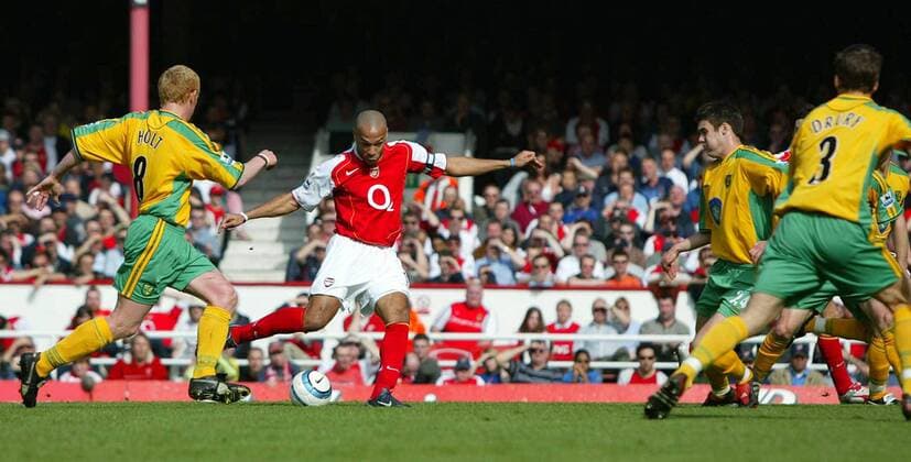 Thierry Henry (Mitte, Arsenal) zieht ab und erzielt das 1:0 -  Fußball Herren English Premier League 2004 2005, 1. Englische Liga, Arsenal FC London - Norwich City 4:1, Vdig Gruppe London Dynamik,