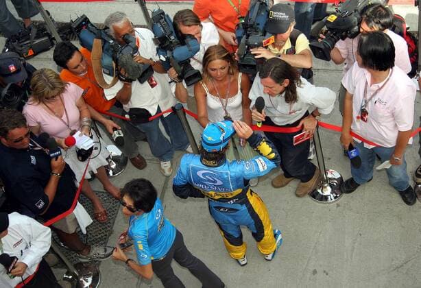 Fernando Alonso (Spanien Renault) hat noch einige Interviewwünsche zu erfüllen Motorsport Grand Prix Herren Großer Preis von Bahrain 2005, Formel 1 Weltmeisterschaft, F1, F, GP, WM, Qualifying, Vdig Totale Bahrain International Circuit Manama, Sakhir