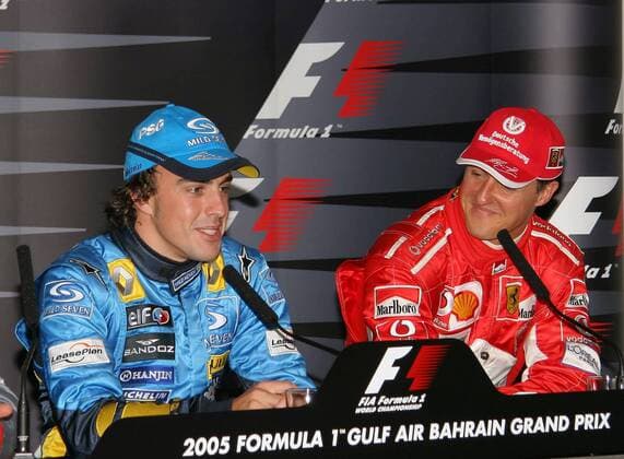 Fernando Alonso (li., Spanien Renault) und Michael Schumacher (Deutschland Ferrari) sind während der Pressekonferenz nett zueinander Motorsport Grand Prix Herren Großer Preis von Bahrain 2005, Formel 1 Weltmeisterschaft, F1, F, GP, WM, Qualifying, Vdig Gruppe Bahrain International Circuit Manama, Sakhir