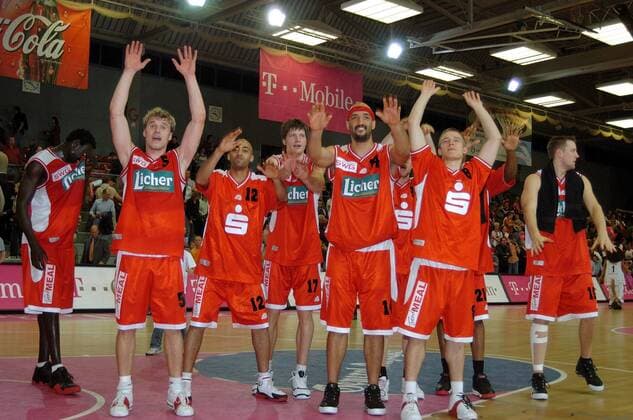 Schlußjubel der Gießener mit v.li.: Souleymane Wane, Anton Gavel, Alexander Atoberhan, Gerrit Terdenge, Florian Hartenstein, Heiko Schaffartzik und Christopher Anrin Basketball 1. BL Herren BBL Saison 2004 2005, Giessen 46ers, Gießen 46 ers, Vdig, Gruppe Bonn Freude,