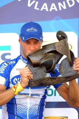 Tom Boonen (Belgien Quick Step Davitamon) gewinnt die Flandernrundfahrt 2005 und freut sich über seine Trophäe -  Radsport Herren Flandernrundfahrt 2005, Flandern Rundfahrt, Straßenradsport, Straße, Rad, Einzelbild Brügge Freude,