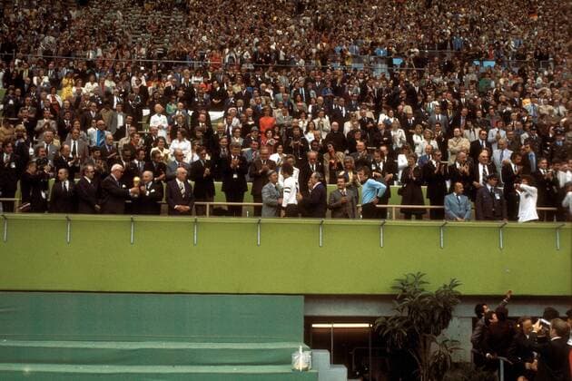 Deutsche Nationalmannschaft nimmt auf der Ehrentribüne den FIFA World Cup entgegen u.a. mit FIFA Präsident Sir Stanley Rous (England), DFB Präsident Hermann Gösmann, Bundeskanzler Helmut Schmidt, Franz Beckenbauer, Torwart Sepp Maier, auch Pele schaut zu Fußball WM Herren DEUTSCHSPRACHIGE SPORTZEITSCHRIFTEN UND -ZEITUNGEN NUR NACH RÜCKSPRACHE, Weltmeisterschaft 1974 Totale Weltfußballverband, people München, SPD, BR Deutschland, BRD, Weltmeister