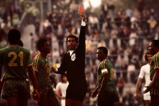 Schiedsrichter Omar Delgado (Kolumbien) zeigt die Rote Karte, die Spieler von Zaire sind empört, u.a. Spielführer Mantantu Kidumu Fußball WM Herren Weltmeisterschaft 1974, Nationalmannschaft, Nationalteam, Nationaltrikot, Länderspiel, Gruppe Gelsenkirchen