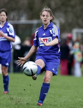 Nia Künzer (FFC Frankfurt) am Ball Fußball 1. BL Damen DFB Pokal 2004 2005, Pokalspiel, Halbfinale, Frauen, Frauenfußball, 1. FFC Frankfurt Einzelbild Freiburg Dynamik