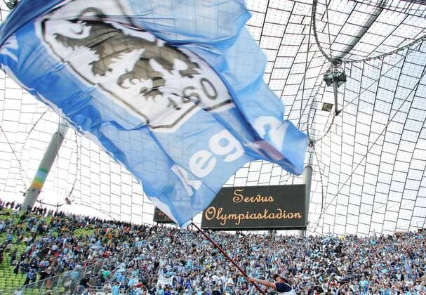 Die Vereinsfahne vom TSV 1860 München weht vor der Nordkurve - die Anzeigetafel verabschiedet sich bereits vom Olympiastadion Fußball 2. BL Herren Saison 2004 2005, TSV 1860 München Totale Olympiastadion München
