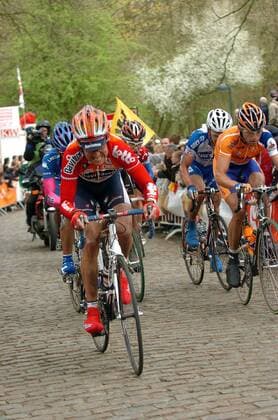 Nico Mattan (li., Belgien Davitamon Lotto) - Anstieg auf schwerem Kopfsteinpflaster -  Radsport Herren Gent - Wevelgem 2005, ProTour, Straßenradsport, Straße, Rad, Vdig Gruppe Anstrengung,