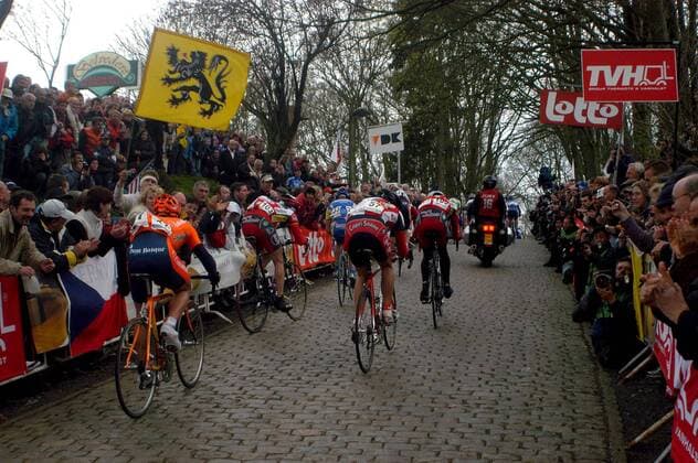 Die Fahrer werden beim Anstieg auf dem schweren Kopfsteinpflaster von den Zuschauern mächtig unterstützt -  Radsport Herren Gent - Wevelgem 2005, ProTour, Straßenradsport, Straße, Rad, Vdig Totale Begeisterung,